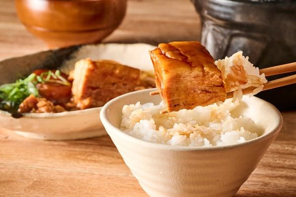 土鍋で炊き上げる白米が主役の「土鍋ごはん KOTORABIYORI 北千住マルイ店」オープン！お米ソムリエが「今月のお米」を厳選