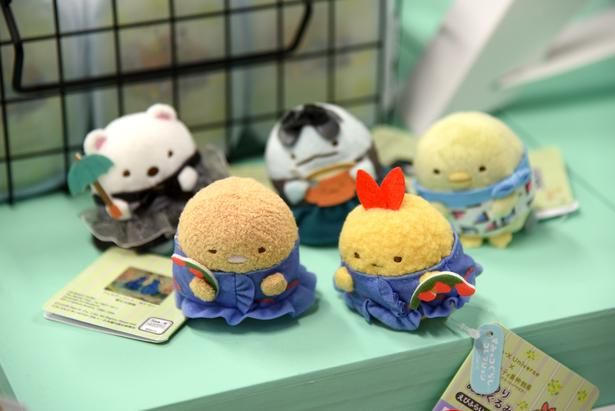 “名画の世界観を反映した特別な衣装”を身にまとった、すみっコぐらしのキャラクターたち 撮影：ソムタム田井