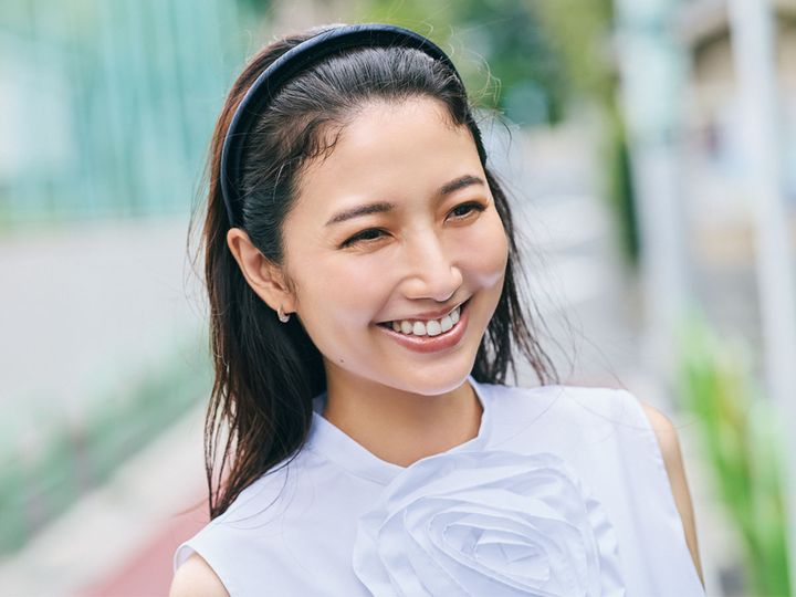 カチューシャで前髪を上げている三田友梨佳さん