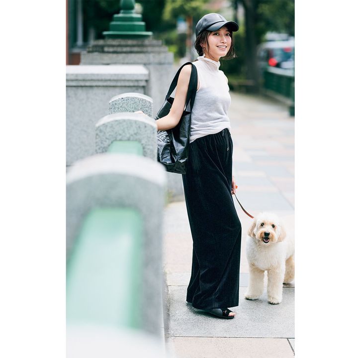 ノースリニットとベロアイージーパンツにキャップを被った愛犬とのお散歩コーデ