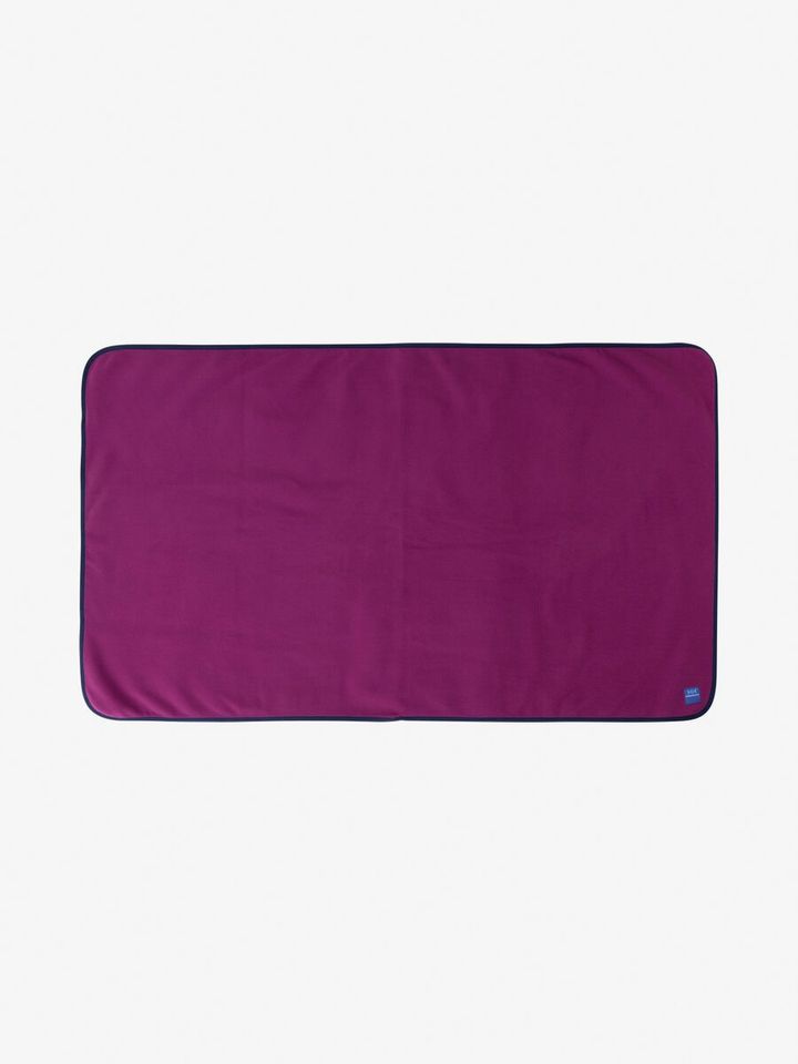 コレクションのフリースジャケットと同じ、リサイクルポリエステルを使ったフリース生地のブランケット。