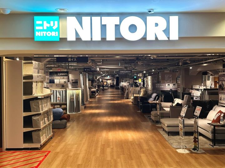 「ニトリ」から発売されている「コスメバスケット(ブラック NH16)」が、仕切りを自由に動かせる収納力で注目を集めています。SNSの声と公式サイトのレビューをあわせて紹介します。