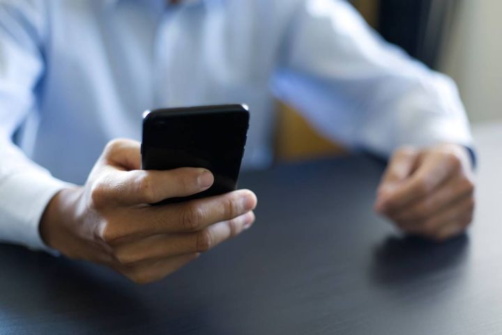 スマホを見る男性の手元