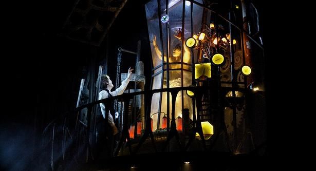 怪物誕生の瞬間をとらえた場面写真も [c] EMK Musical Company, All Rights Reserved