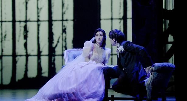 アンリがビクターに自らの信念と覚悟をまっすぐに伝える [c] EMK Musical Company, All Rights Reserved