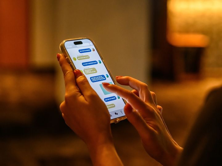 何気ない言葉やメッセージが、知らないうちに相手からの信頼を損ねているかもしれません。コミュニケーションで大切なのは、自分の言葉で思いを伝えること。AIの活用が増えた今、良好な人間関係を築くための付き合い方を考えます。※画像：PIXTA