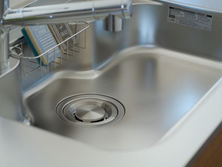山崎実業の「折り畳み水切り タワー シリコーントレー付き L」は、シンクの上に置いて使える、くるくる巻いて収納できる水切りラックです。調理台の延長としても使える安定感と、コンパクトに収納できる手軽さが評判の本商品を紹介します。