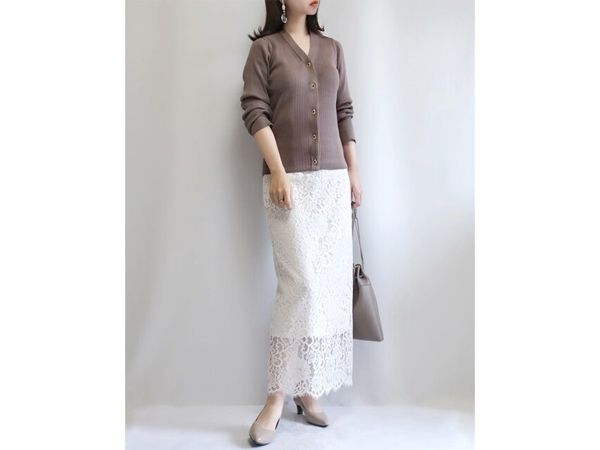 Vネックカーディガンの女性らしい着こなし例