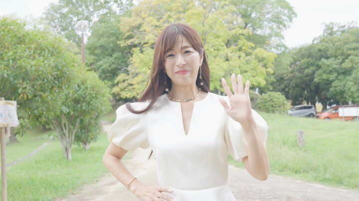 【写真・画像】2児の母ながら年中ミニスカ “奇跡の55歳”美女の美脚に「細いだけじゃない」「足きれぇ！！！」 1枚目