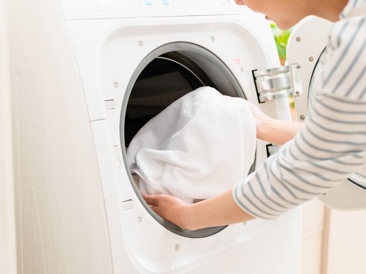 山崎実業の「折り畳み脚付きランドリーバスケット タワー」は、脚を立てて使える容量33Lのワイヤー製ランドリーバスケットです。軽くて持ち運びやすく、インテリアになじむデザインが評判の本商品を紹介します。