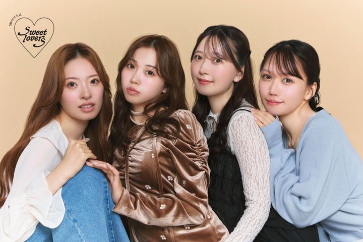 sweet lovers 3期生メンバー4名の集合カット（微笑み）