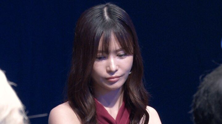 【映像】「顔面偏差値高過ぎ」美人すぎるポーカー女王の“シックなドレス姿”