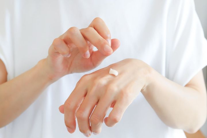 保湿剤と塗り薬の正しい併用法とは？（画像はイメージ）