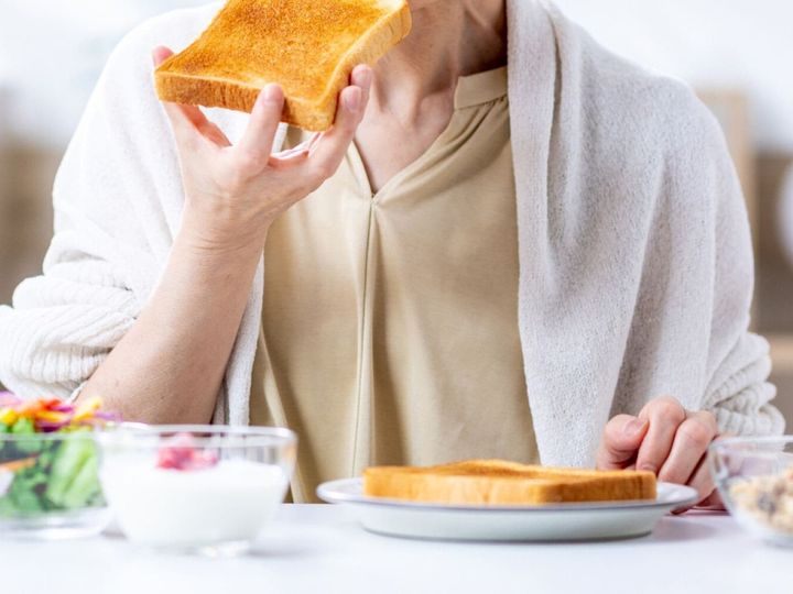 柔らかく食べやすいはずの「パン」が高齢者の窒息事故を引き起こす？ 5000体以上を検死・解剖してきた法医学者・高木徹也氏が、パンが餅と同じくらい窒息につながりやすい理由と、食事中に注意したい異変を解説します。（画像出典：PIXTA）