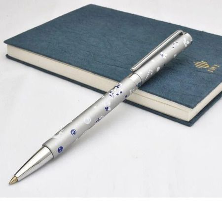 台湾筆記具ブランドIWIから、スワロフスキー・クリスタルが輝くボールペンと和紙ノートの限定クリスマスギフトセットが登場！