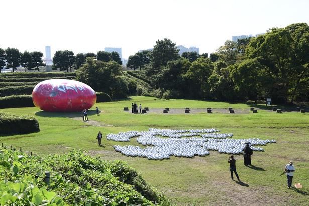 国際美術展「TOKYO ATLAS」の台場エリア 奥：趙要（ジャオ・ヤオ）《Something in the Air》 2026 Courtesy of Ota Fine Arts、手前：草間彌生 《ナルシスの庭》 1966/2026 Courtesy of Ota Fine Arts, (C)YAYOI KUSAMA(撮影：ソムタム田井)