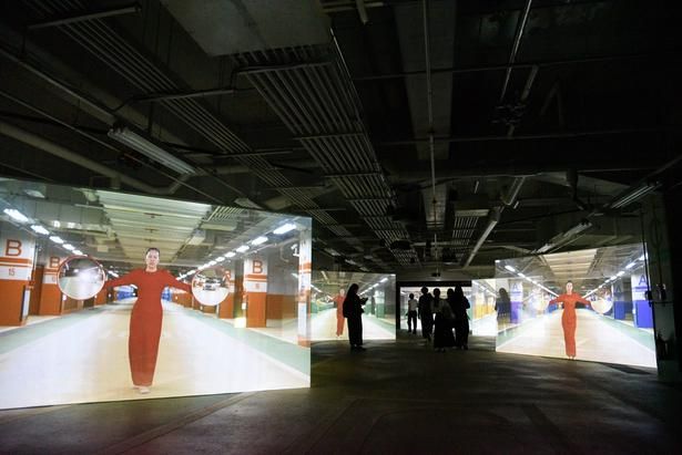 カウィター・ワッタナチャヤンクーン《Traffic》 2026 Courtesy of the artist and Nova Contemporary 国際美術展「TOKYO ATLAS」青海エリア(地下駐車場)の展示(撮影：ソムタム田井)