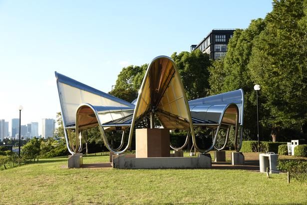 ハルーン・ミルザ 《Adam, Eve, Others and a UFO for Choral Octet》 2025 Courtesy of the artist and SCAI THE BATHHOUSE 撮影：ソムタム田井
