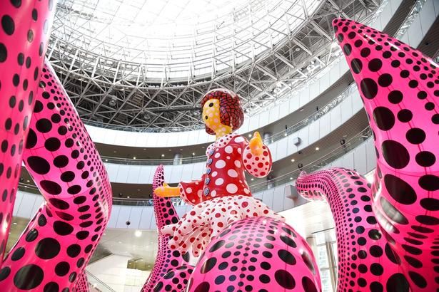 草間彌生 《ヤヨイちゃん》 2012/2023、《宇宙へ⾏って⾒た愛の花束》 2021 Courtesy of Ota Fine Arts, (C)YAYOI KUSAMA 撮影：ソムタム田井