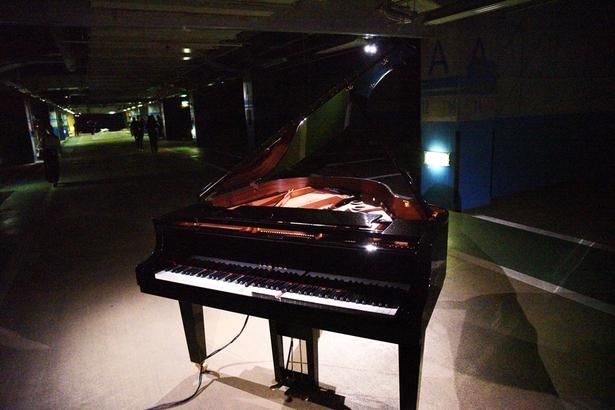 ケイティ・パターソン 《Earth-Moon-Earth (Moonlight Sonata Reflected from the Surface of the Moon)》 2007 国際美術展「TOKYO ATLAS」青海エリア(地下駐車場)の展示(撮影：ソムタム田井)