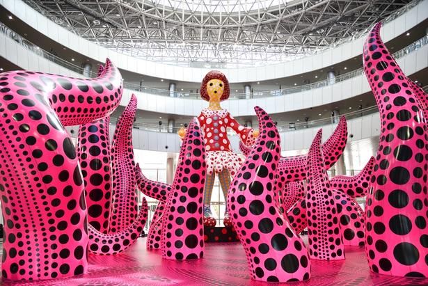 2026年10月10日～12月20日(日)の期間で国際美術展「TOKYO ATLAS」が開催中！東京の臨海エリアで芸術の秋を楽しもう 草間彌生《ヤヨイちゃん》2012/2023、《宇宙へ行って見た愛の花束》2021 Courtesy of Ota Fine Arts、(C)YAYOI KUSAMA(撮影：ソムタム田井)