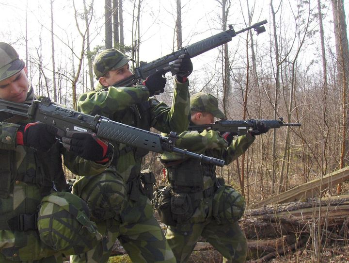銃を構える、スウェーデンの兵役についた3人の兵士です。研究で使った知能テストは、こうした兵役に入る前の検査で受けるものでした。