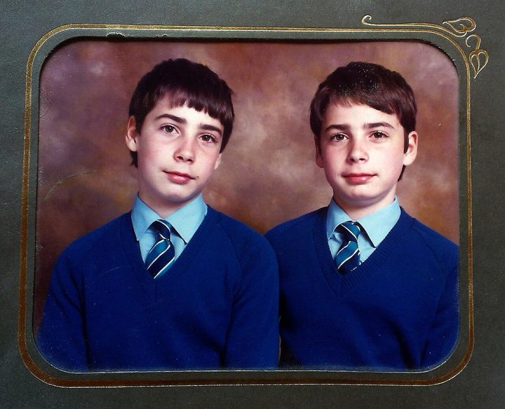 1985年に撮られた、11歳の一卵性の双子です。双子はふつう同じ家で育ち、遺伝子の多くも共有しています。