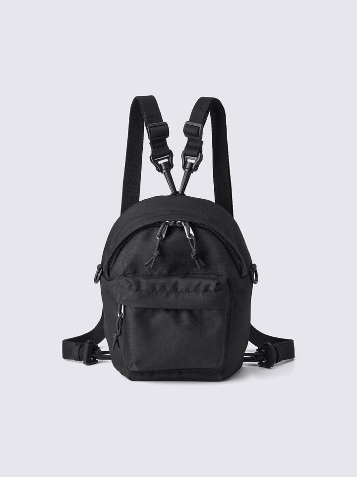 ショルダーストラップ付きでコンパクトな黒の2WAYミニバックパック