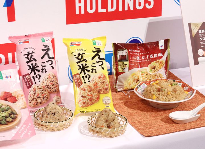 パッケージが並ぶ冷凍の玄米おにぎりと調理されたチャーハン