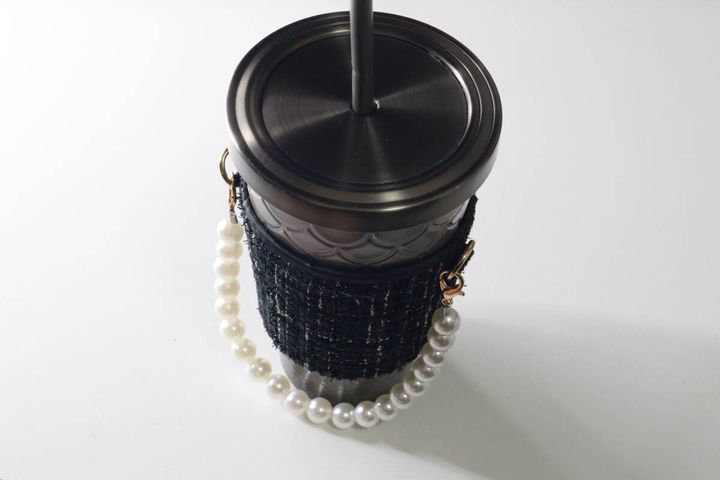 タンブラーに装着しストローを挿した状態の上からのアングル