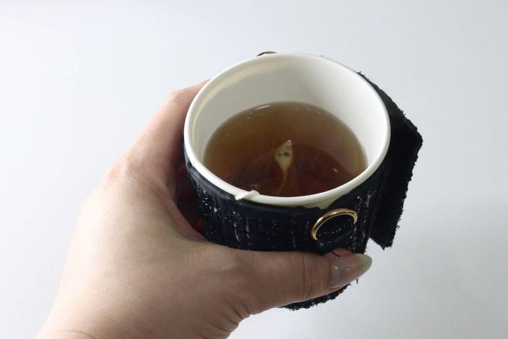 ストラップを外しスリーブのみにしてカップを手に持っている様子