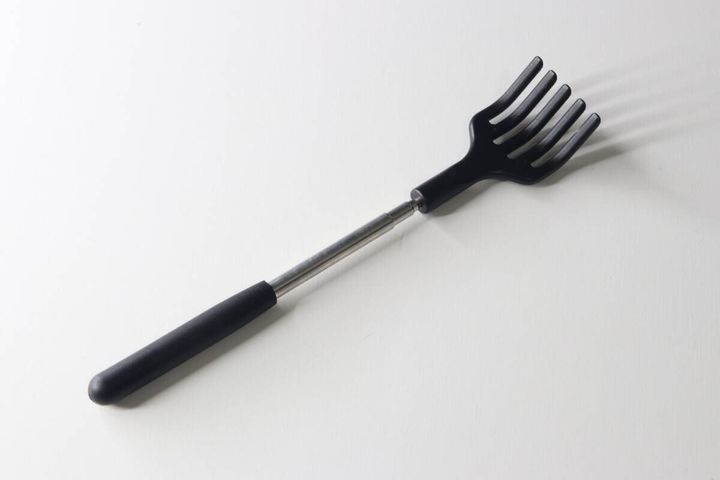 黒い手形パーツとシルバーの伸縮棒がついた孫の手の全体像