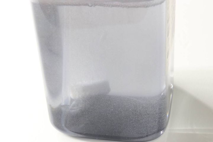 ボトルの中で錠剤が水に溶けて白く濁っている状態