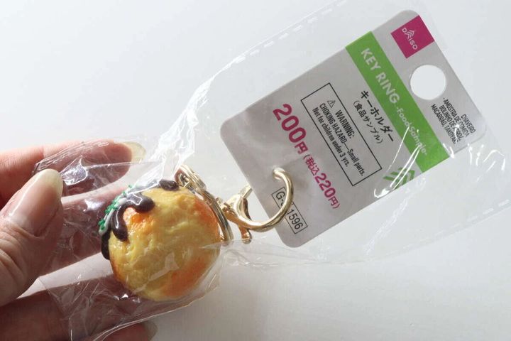透明な袋に入ったたこ焼きキーホルダーと商品タグ