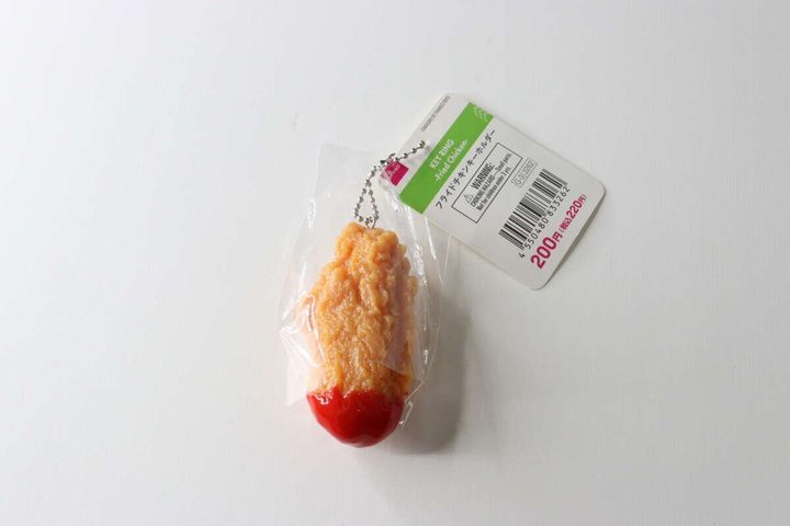 透明な袋に入ったフライドチキンキーホルダーと商品タグ