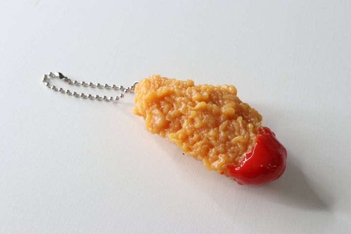 白い背景に置かれたフライドチキンキーホルダーの全体像