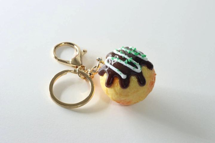 白い背景に置かれたたこ焼きキーホルダーの全体像