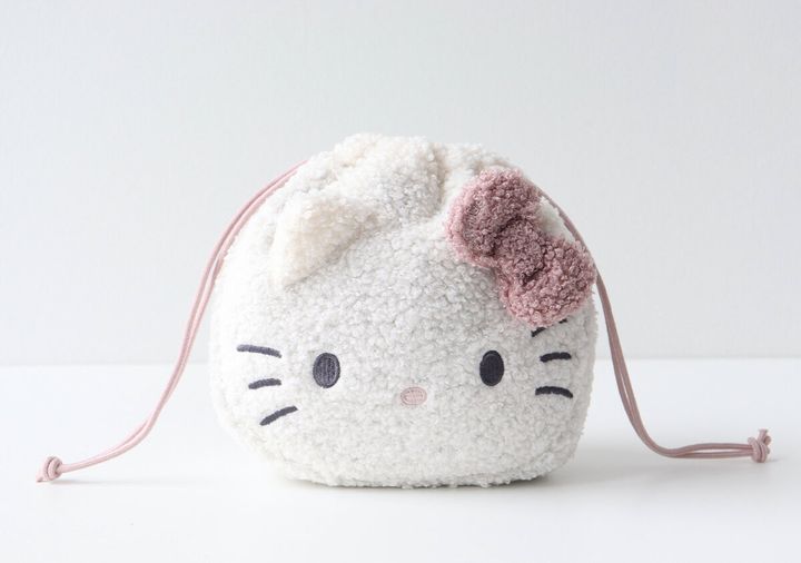 もこもこ素材のハローキティ巾着コスメポーチ正面