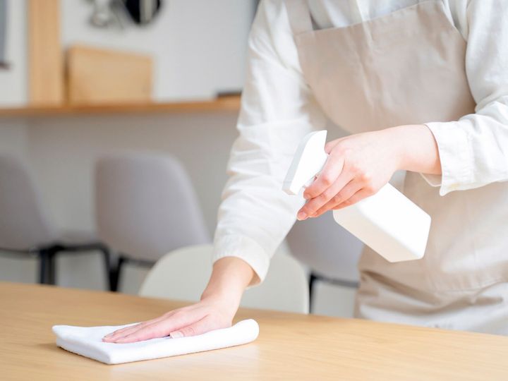 山崎実業の「折り畳み布巾ハンガー タワー」は、広げて3枚の布巾を掛けられ、使わないときは幅約2cmにたためるハンガーです。広げる幅を調整できる便利さとスタイリッシュな見た目が評判の本商品を紹介します。