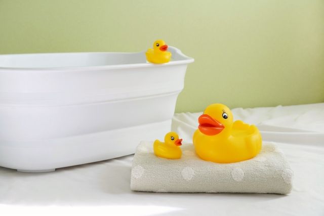 アヒルのおもちゃ（ラバー・ダック）と折りたためるバケツ