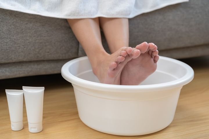 フットバスバケツでの足湯 保湿クリームも用意している
