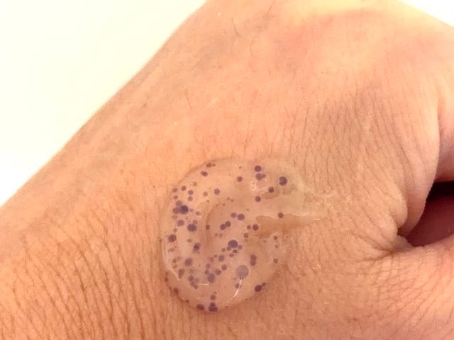 手の甲にのせたキャビアPDRNカプセルクリーム