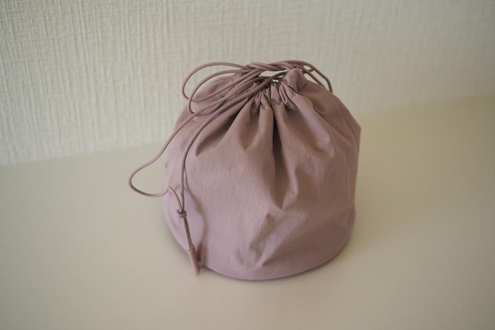 画像: 無印良品「撥水再生ナイロン丸底巾着」とは？