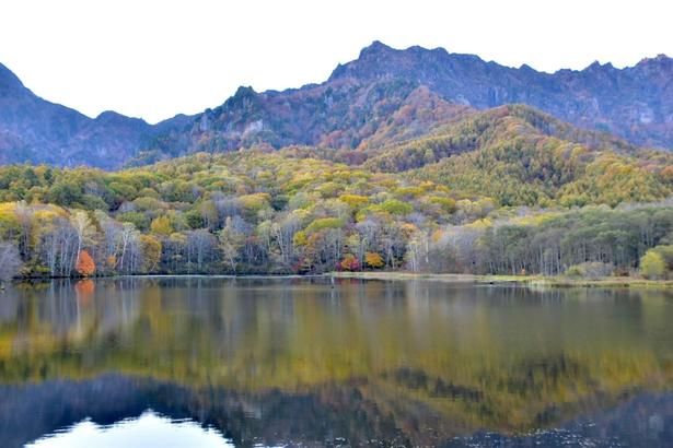 鏡池と紅葉、そして山々の作り出す景観/戸隠高原鏡池の紅葉 画像提供：(一社)戸隠観光協会