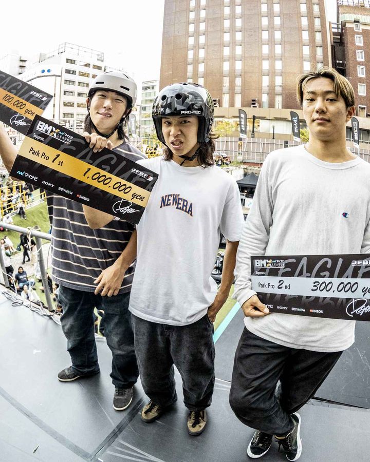 画像: マイナビ BMX League 第1戦（札幌）パーク・プロ男子で優勝で優勝した松本 翔海（しょあ）＝中央