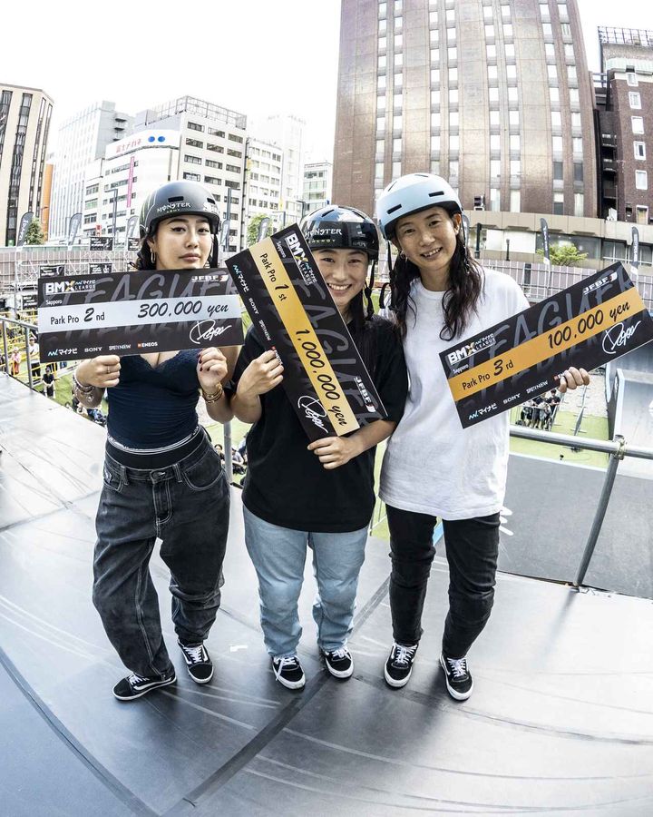 画像: マイナビ BMX League 第1戦（札幌）パーク・プロ女子で優勝で優勝した小澤美春＝中央