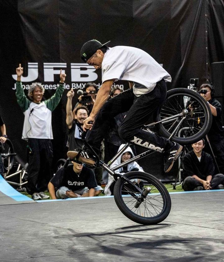 画像: マイナビ BMX League 第1戦（札幌）フリースタイル・フラットランド優勝した小澤美春＝中央で