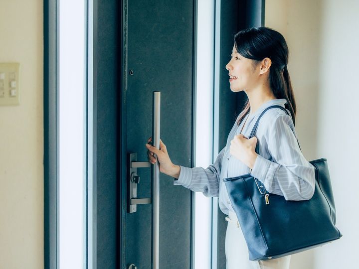 山崎実業の「マグネット折り畳みドアストッパー タワー」は、スチール製のドアにマグネットで取り付けられる折りたたみ式のドアストッパーです。足でロックと解除ができ、使わないときはスリムにたためる手軽さが評判の本商品を紹介します。