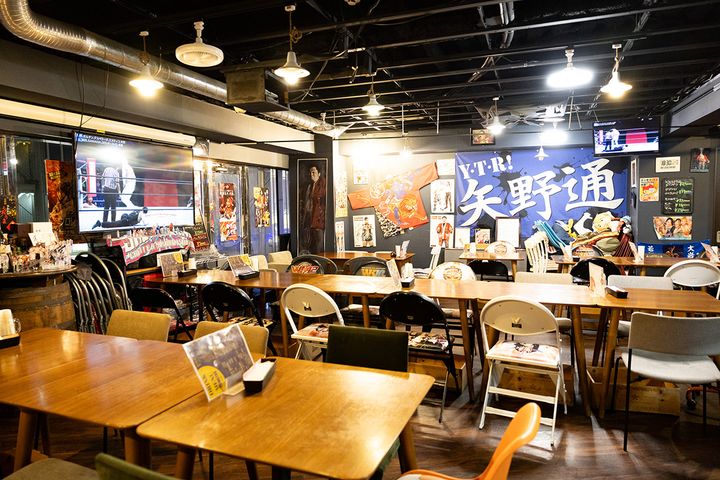 矢野さんの応援グッズで飾られたEBRIETASの店内