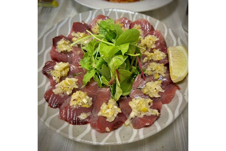 レモンや野菜を添えた爽やかなカルパッチョ